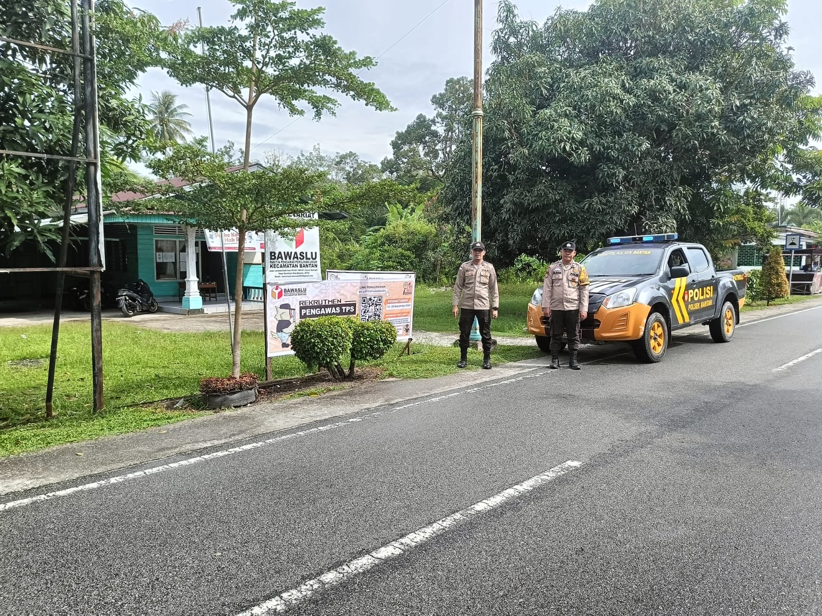 Operasi Mantap Praja Lancang Kuning 2024: Polsek Bantan Gelar Patroli Preventif di Kantor PPK dan Panwaslu