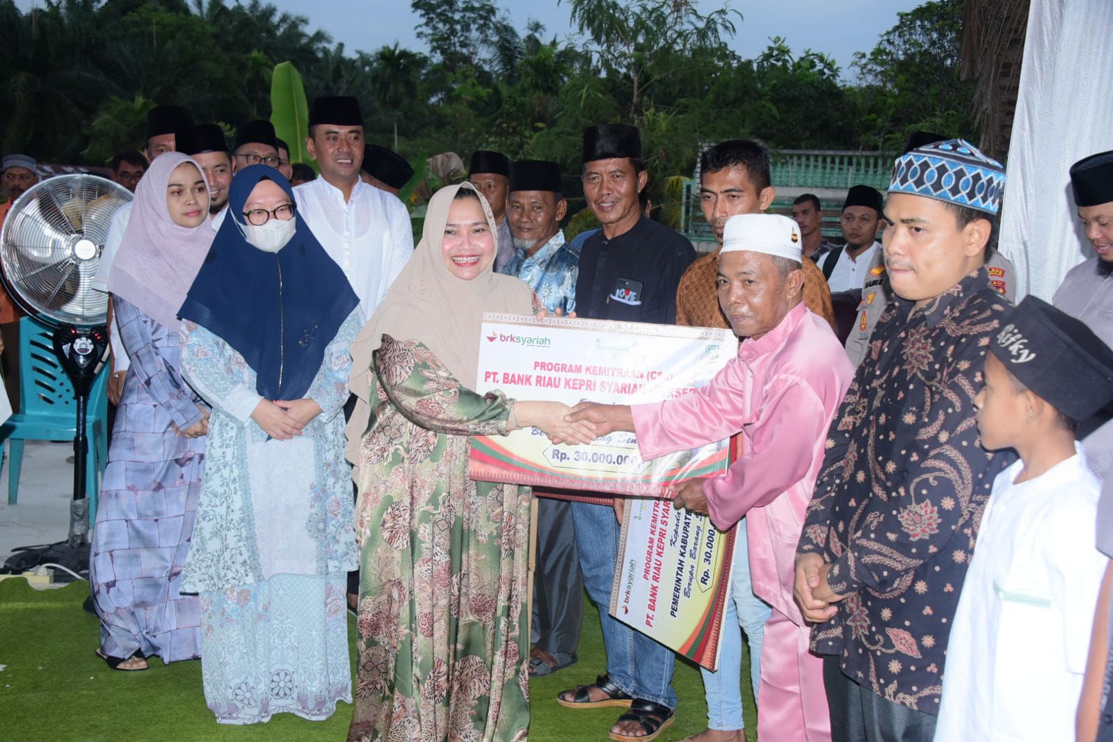 Safari Ramadan di Mandau, Kasmarni Ajak Masyarakat Ikut Serta Atasi Inflasi Berbelanja Sesuai Kebutuhan