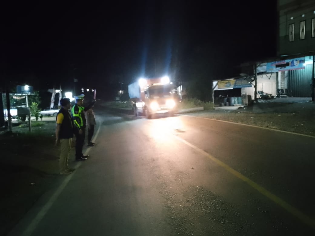 Polsek Kemuning Patroli Blue Light Jaga Keamanan dan Ketertiban Lalu Lintas