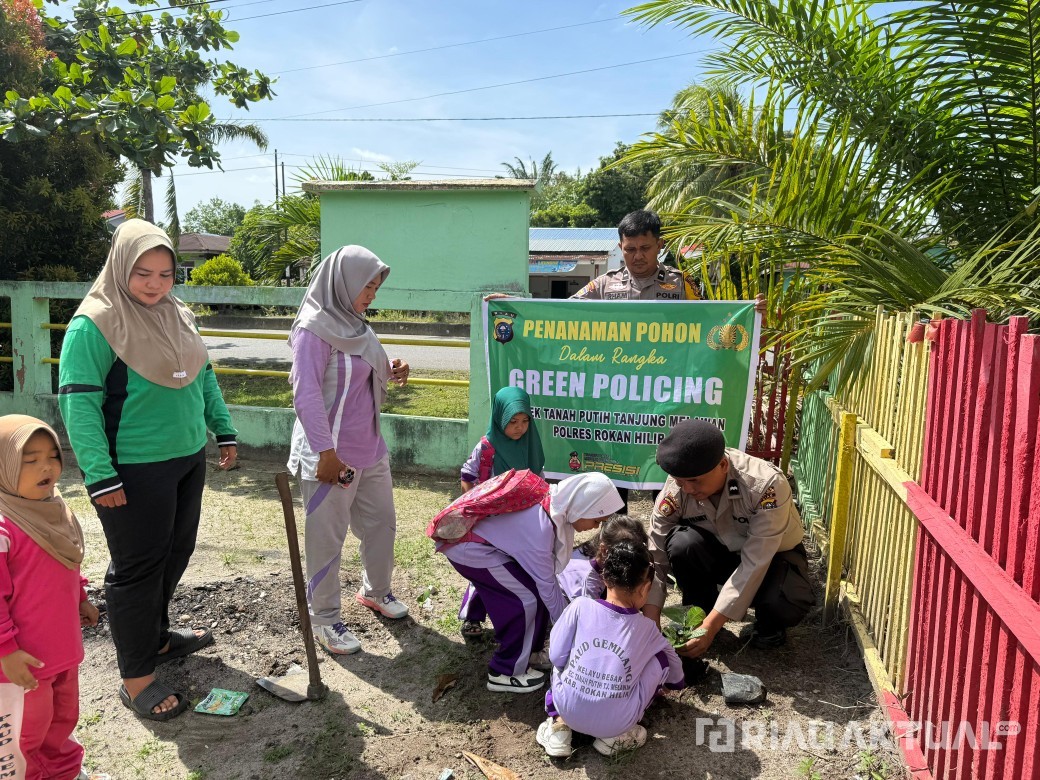 Polsek TPTM Tanam Pohon di TK Gemilang, Edukasi Anak Sejak Dini Tentang Cinta Lingkungan di Rohil