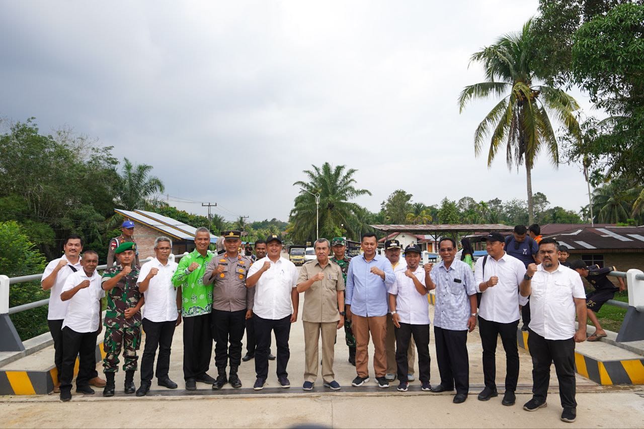 Gubernur Syamsuar Resmikan Jembatan Sei Palis dan Sei Kubu Rokan IV Koto