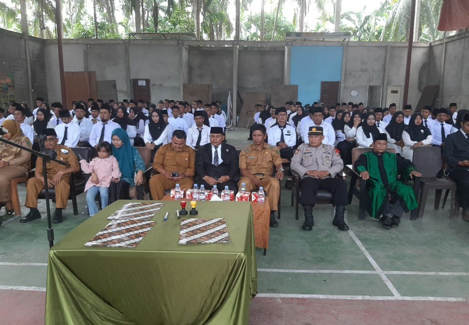 Polsek Kempas Hadiri Pelantikan Pengawas TPS, Sampaikan Pemilu Damai