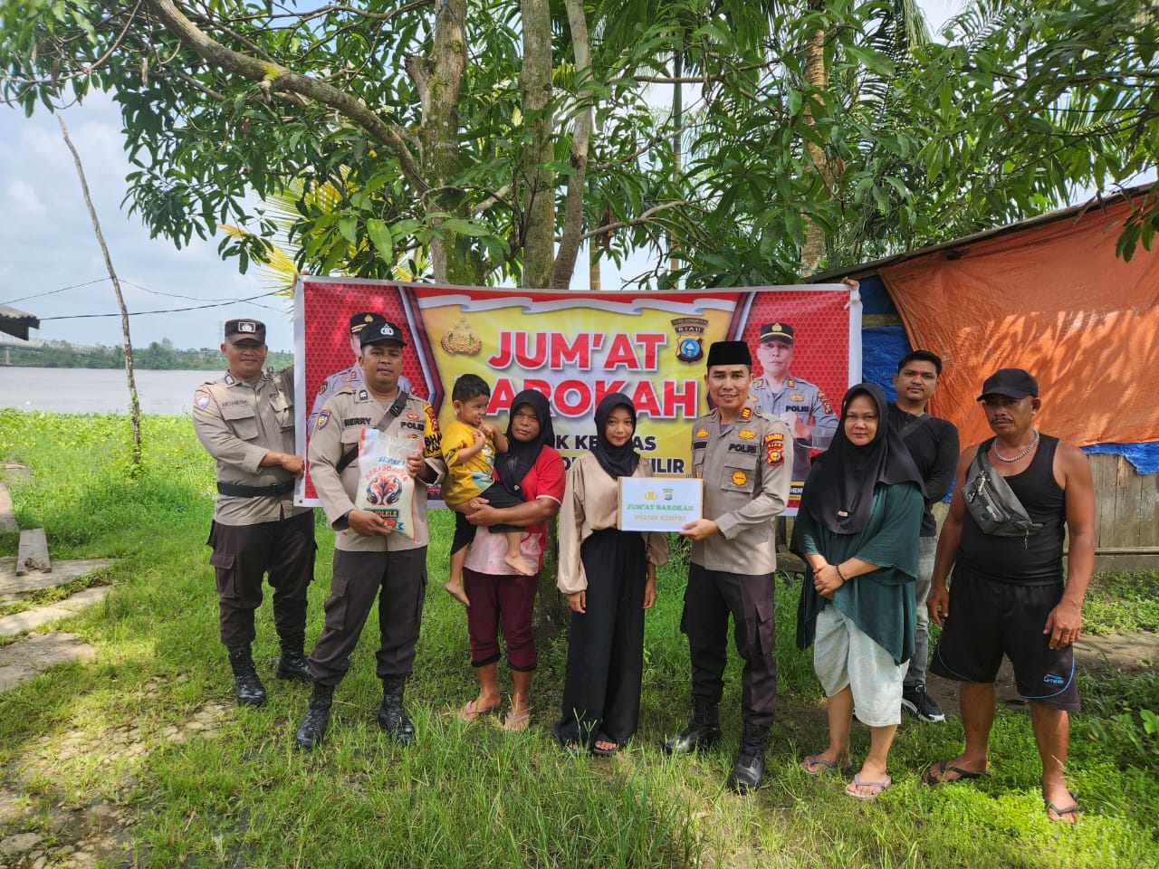 Wujud Kepedulian Polri pada Masyarakat, Kapolsek Kempas Bagikan Sembako untuk Keluarga Tak Mampu