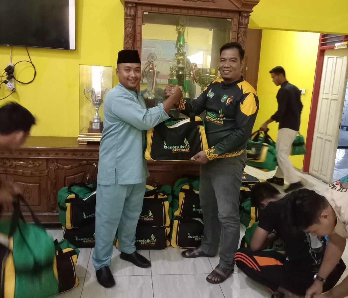 KONI Bengkalis Serahkan Perlengkapan 664 Kontingen Pada Porprov X Kuansing