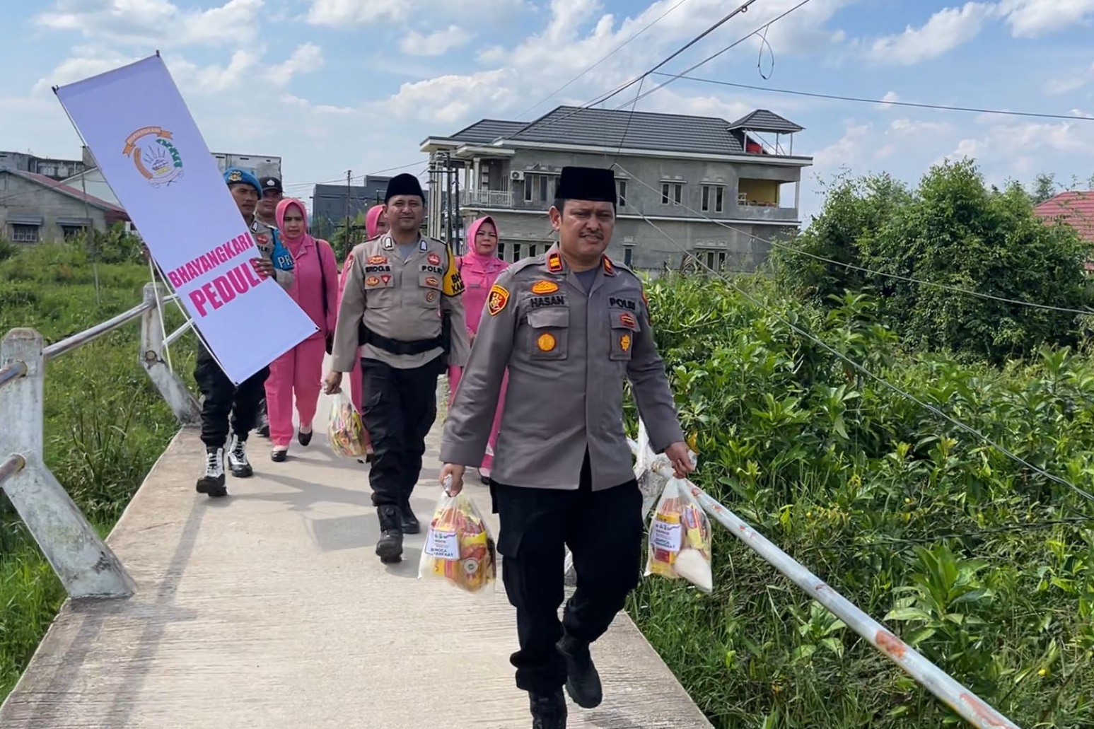 Jelang Idulfitri, Polsek Tembilahan Hulu Bagikan Sembako ke Warga Kurang Mampu