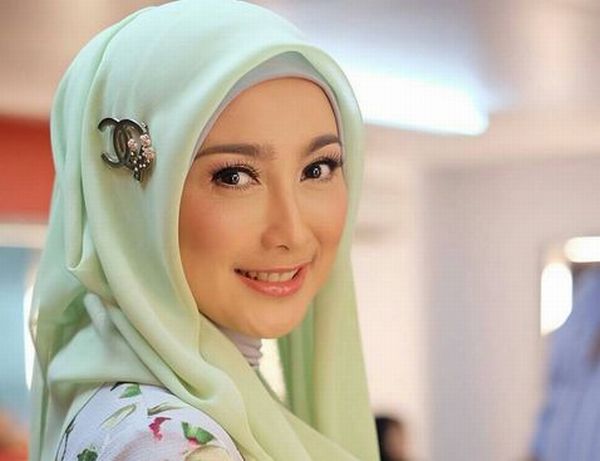 Hayo yang Berminat Nikahi Desy Ratnasari? Ini Syaratnya....