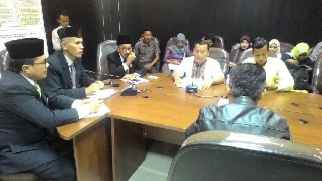 Datangi DPRD, Puluhan Guru Honor Komite Pekanbaru Keluhkan Dana Insentif yang Tidak Kunjung Cair