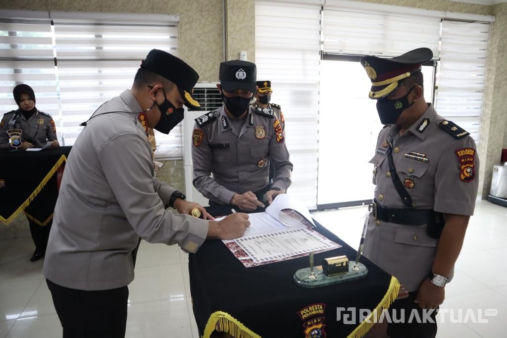 Kapolresta Pimpin Sertijab Kabag SDM dan Kapolsek Pekanbaru Kota