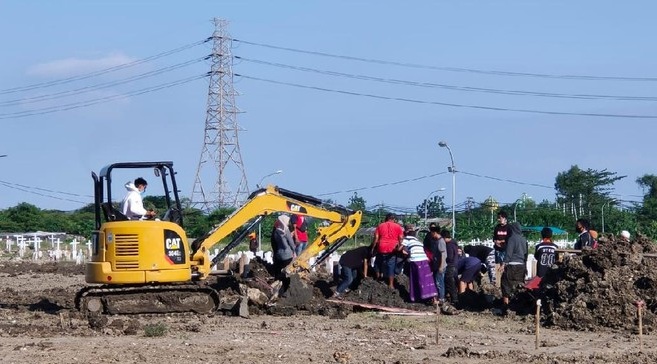 Nekat! Keluarga di Surabaya Bawa Pulang Paksa Jenazah Positif Covid-19