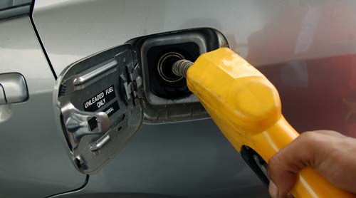 Berikut Kerugian Isi Bensin Mobil Tak Pernah Sampai Penuh