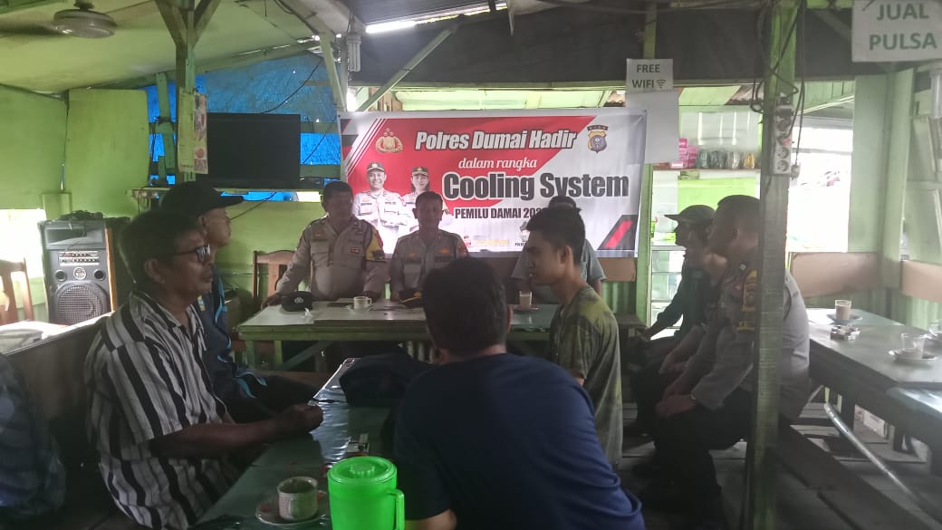 Sampaikan Pemilu Damai, Bhabinkamtibmas Polsek Dumai Barat Datangi Tukang Becak