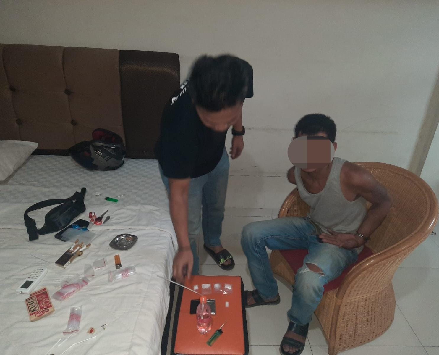 Tim Opsnal Polsek Lima Puluh Tangkap Pengedar Sabu di Homestay