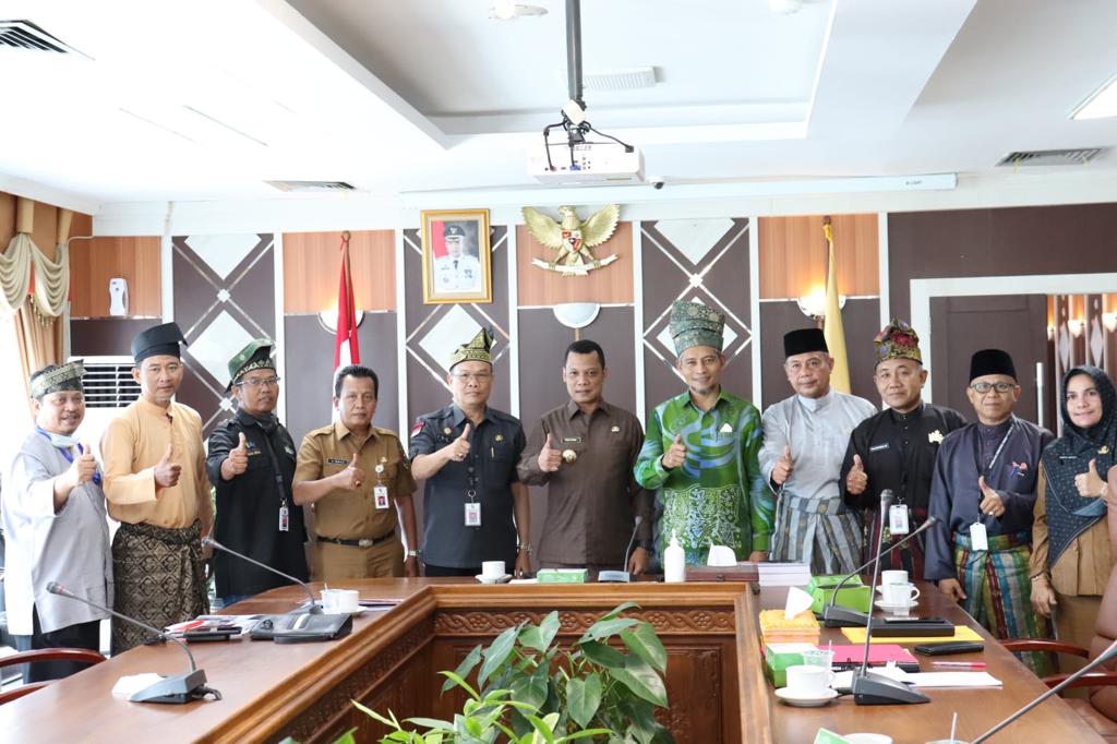 Pj Walikota Pekanbaru Beri Dukungan Pengusulan Marhum Pekan Sebagai Calon Pahlawan Nasional