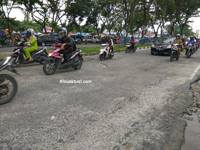 Kondisi Jalanan di Pekanbaru Memprihatinkan, Ditengah Kota pun Berlubang