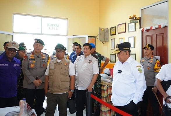 Sambangi  TPS di Pekanbaru dan Kampar, Gubri Pastikan Pemilu 2024 Berjalan Lancar