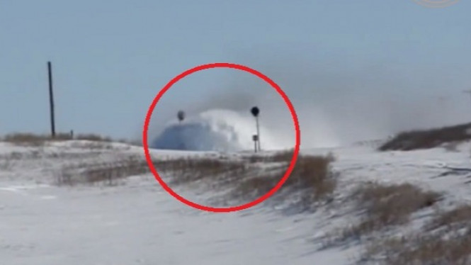 Tiba-tiba Muncul Benda Besar dari Balik Salju