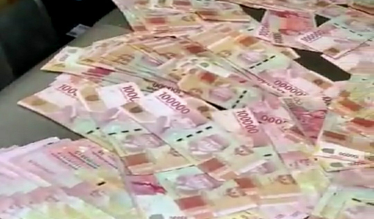 Viral Uang Berhamburan di Dalam Mobil Timses Cabup Mojokerto