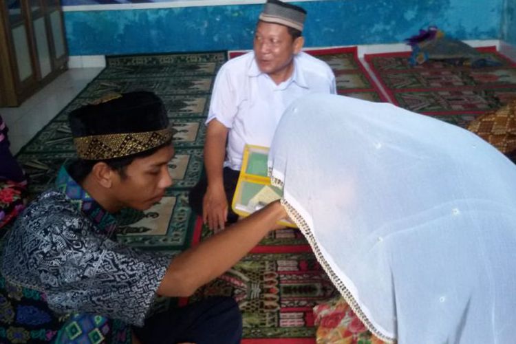 Pacaran 9 Bulan, Pasangan Ini Menikah di Sel Tahanan