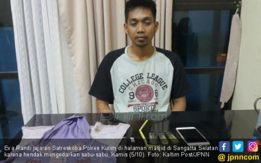 Di Halaman Masjid Pria Ini Ditangkap Polisi