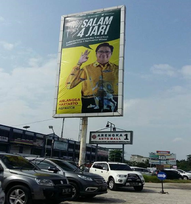 Baliho 'Salam 4 Jari' Ketum Golkar di Riau Belum Diturunkan