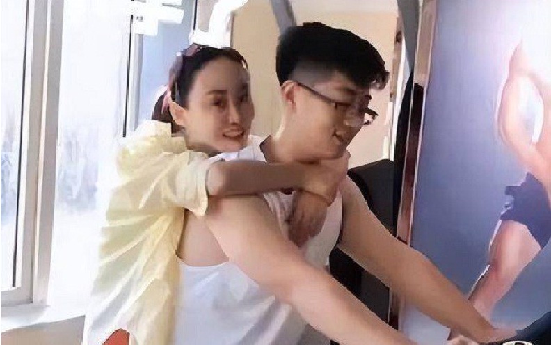 Viral Perempuan Cantik Usia 42 Tahun Nikahi Anak Teman Sendiri!