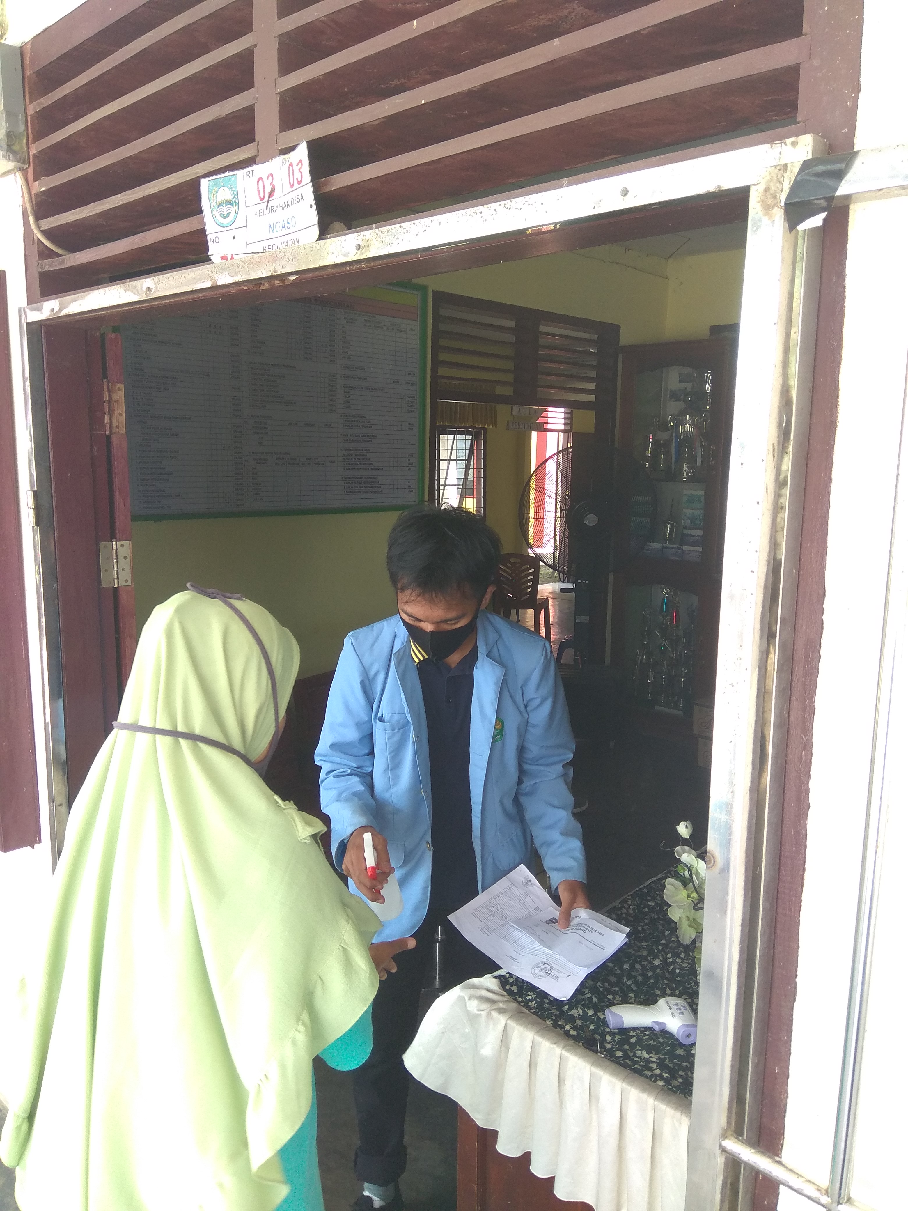 Tim Kukerta Balek Kampung Unri Bantu Pembagian BLT Tahap 3 di Desa Ngaso