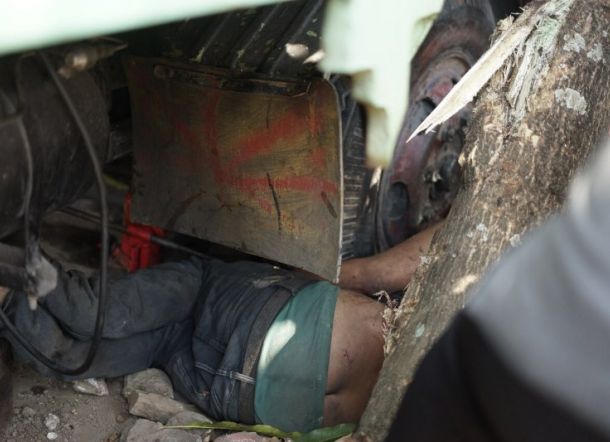 Ngeri, Lupa Pasang Rem Tangan, Firman Dilindas Kendaraannya Sendiri