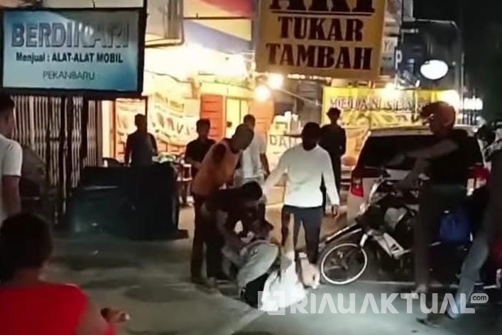 Viral Video Dua Pria Baku Hantam di Jalan Tuanku Tambusai Pekanbaru, Ini Kata Polisi