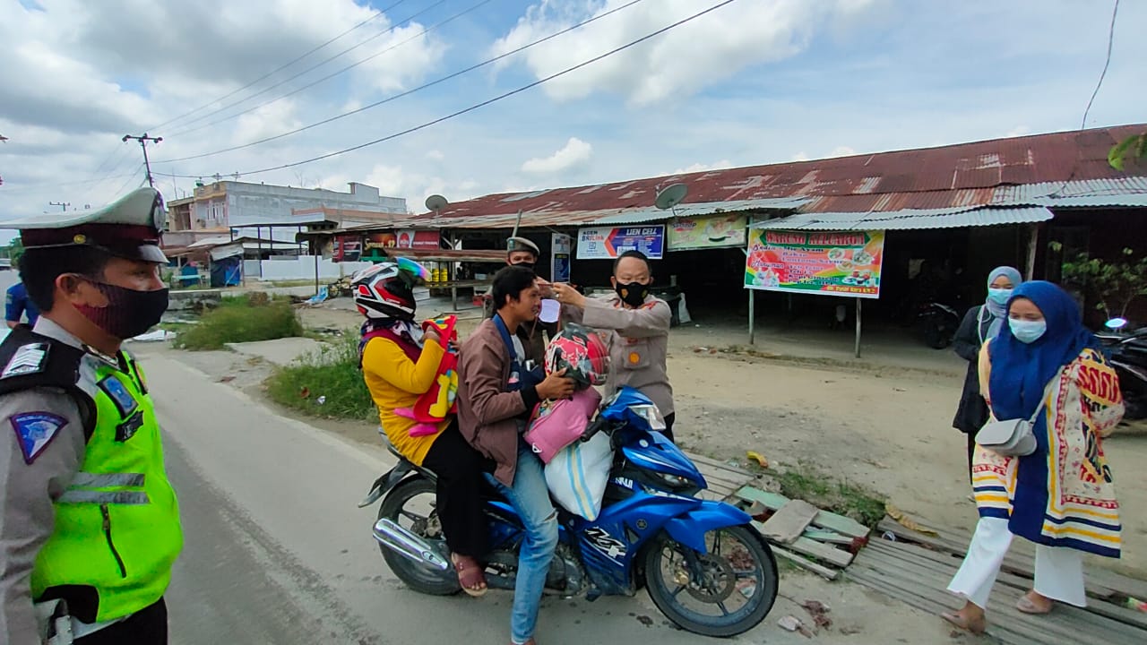 Kapolsek Pangkalan Kuras Kunjungi Pos Pantau PPKM dan Bagikan Masker