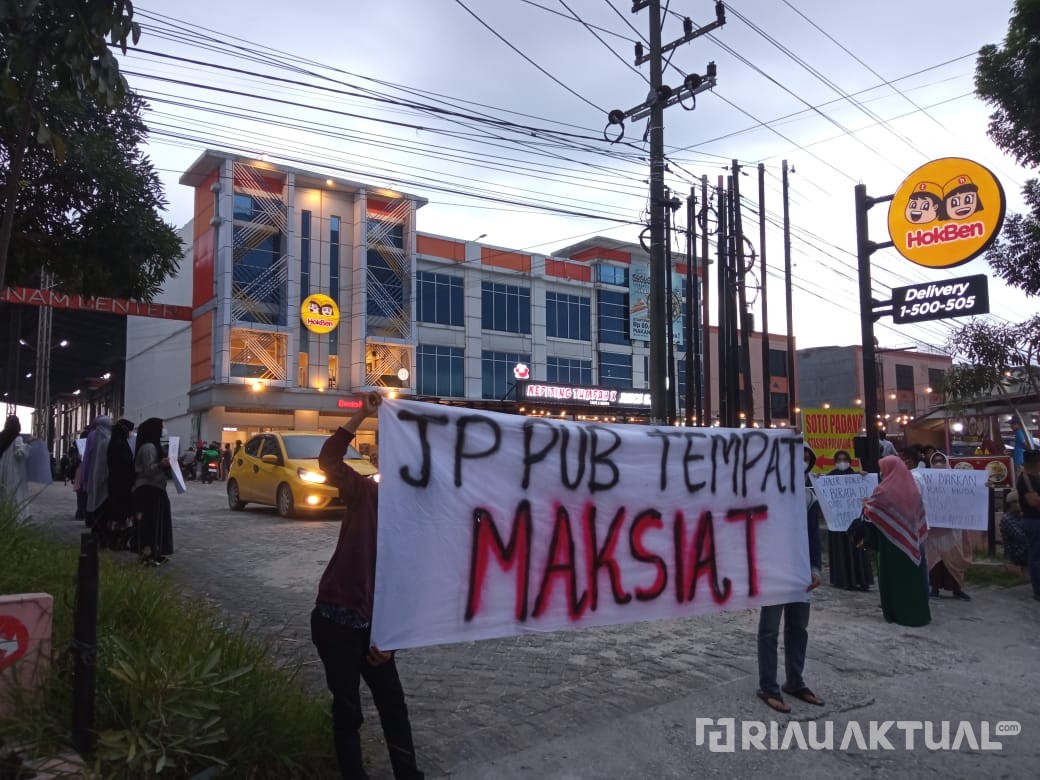 Bawa Spanduk Penolakan, Warga Tempatan Larang JP Pub & KTV Beroperasi