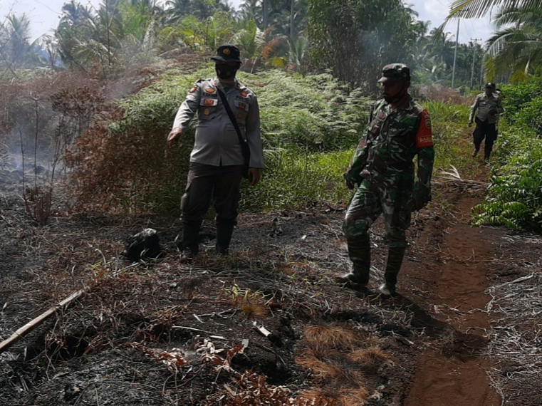 Polsek Kuala Kampar Lakukan Pendinginan Titik Hotspot yang Terpantau di Aplikasi Lancang Kuning 