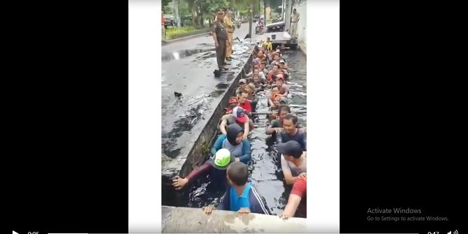 Honorer Masuk Got, Anies Baswedan Pecat Lurah Jelambar