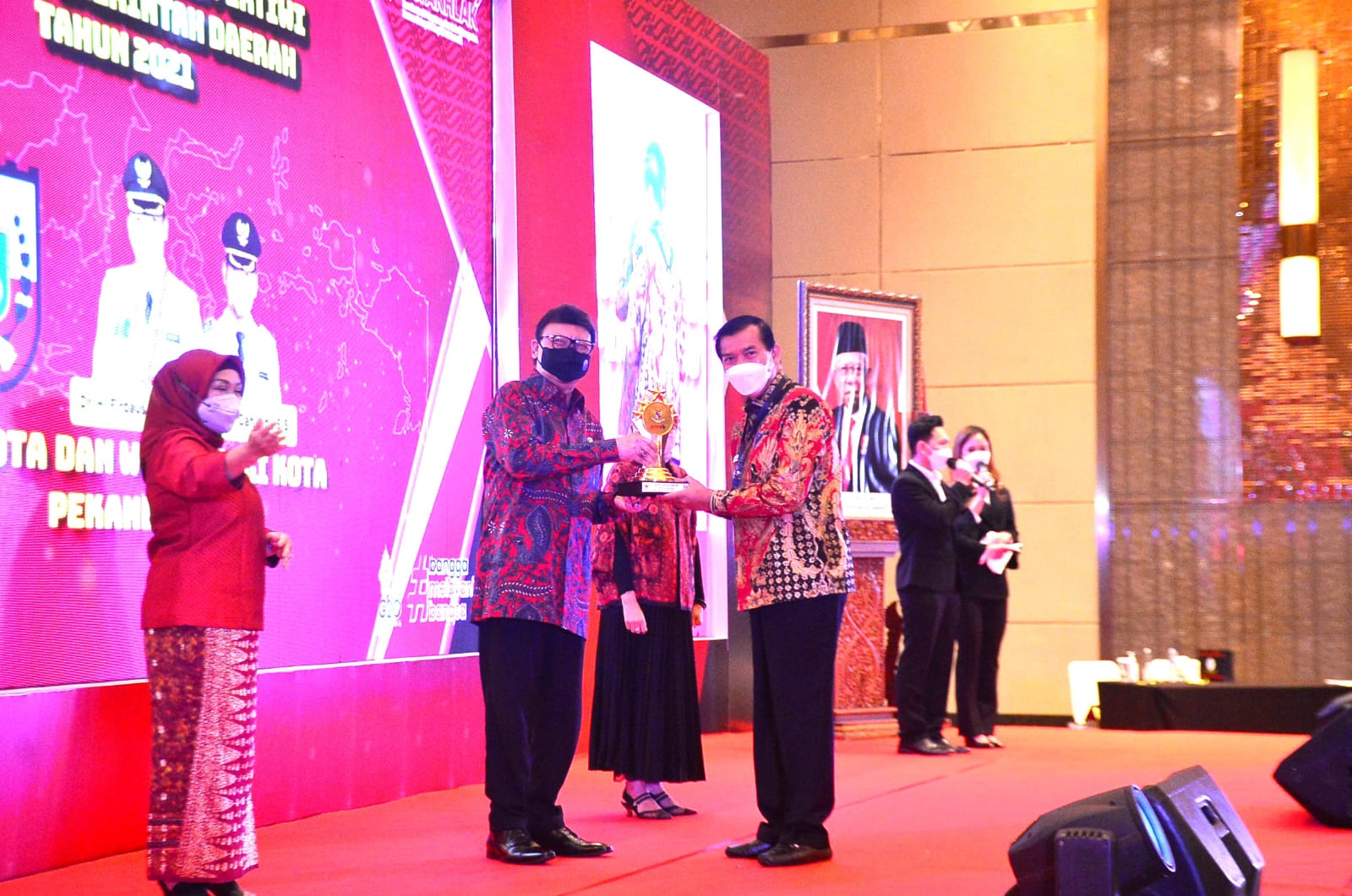 Wali Kota Pekanbaru Raih Piala Adicita Sewaka Pertiwi dari Kemenpan-RB