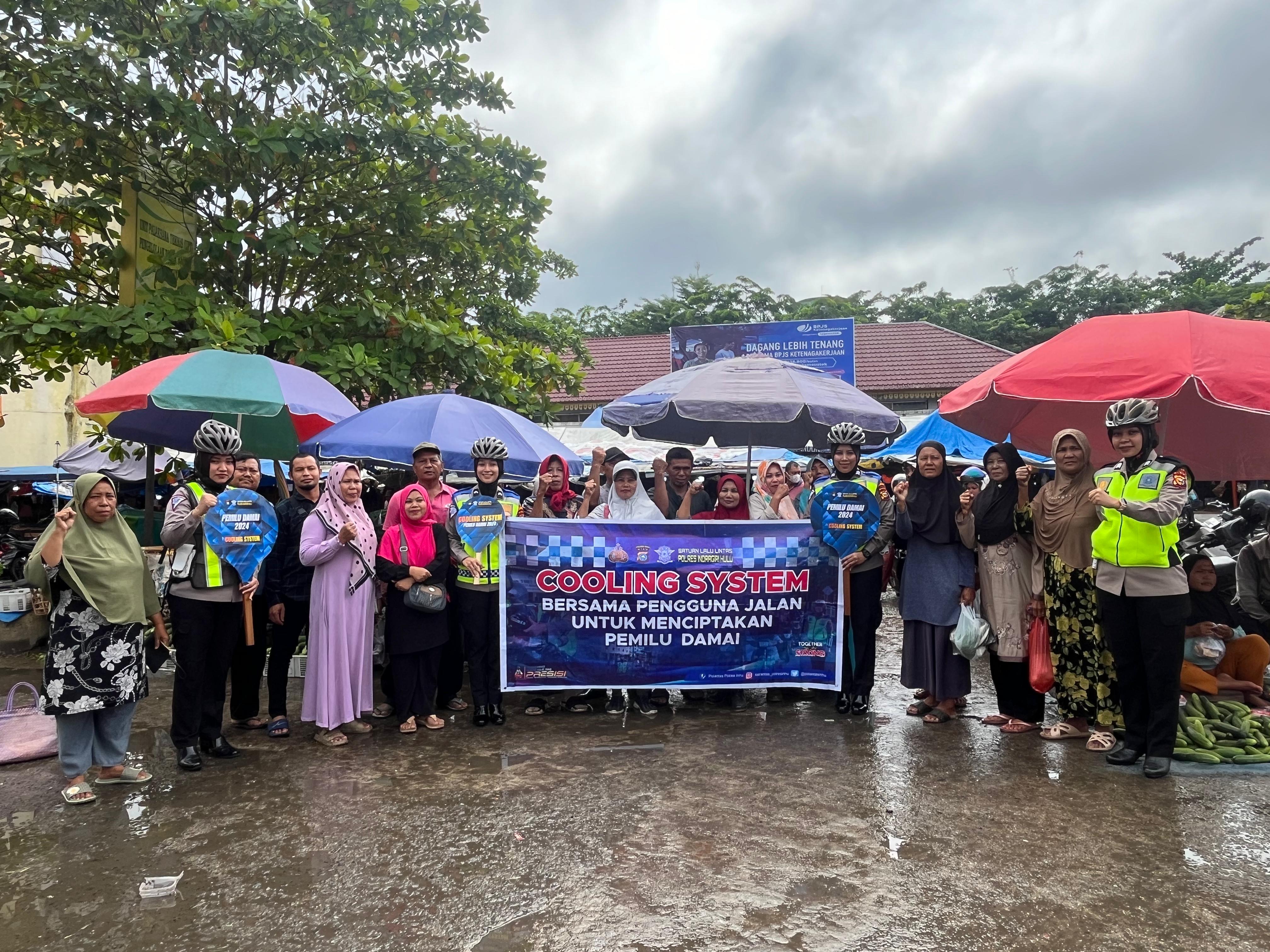Sosialisasi Pemilu Damai, Kasat Lantas Polres Inhu Bawa Polwan Bersepeda Blusukan ke Pasar Rengat