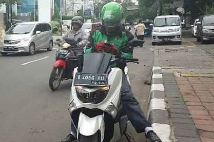 Ojek Online Ditilang Karena Main Ponsel, Setuju atau Tidak...