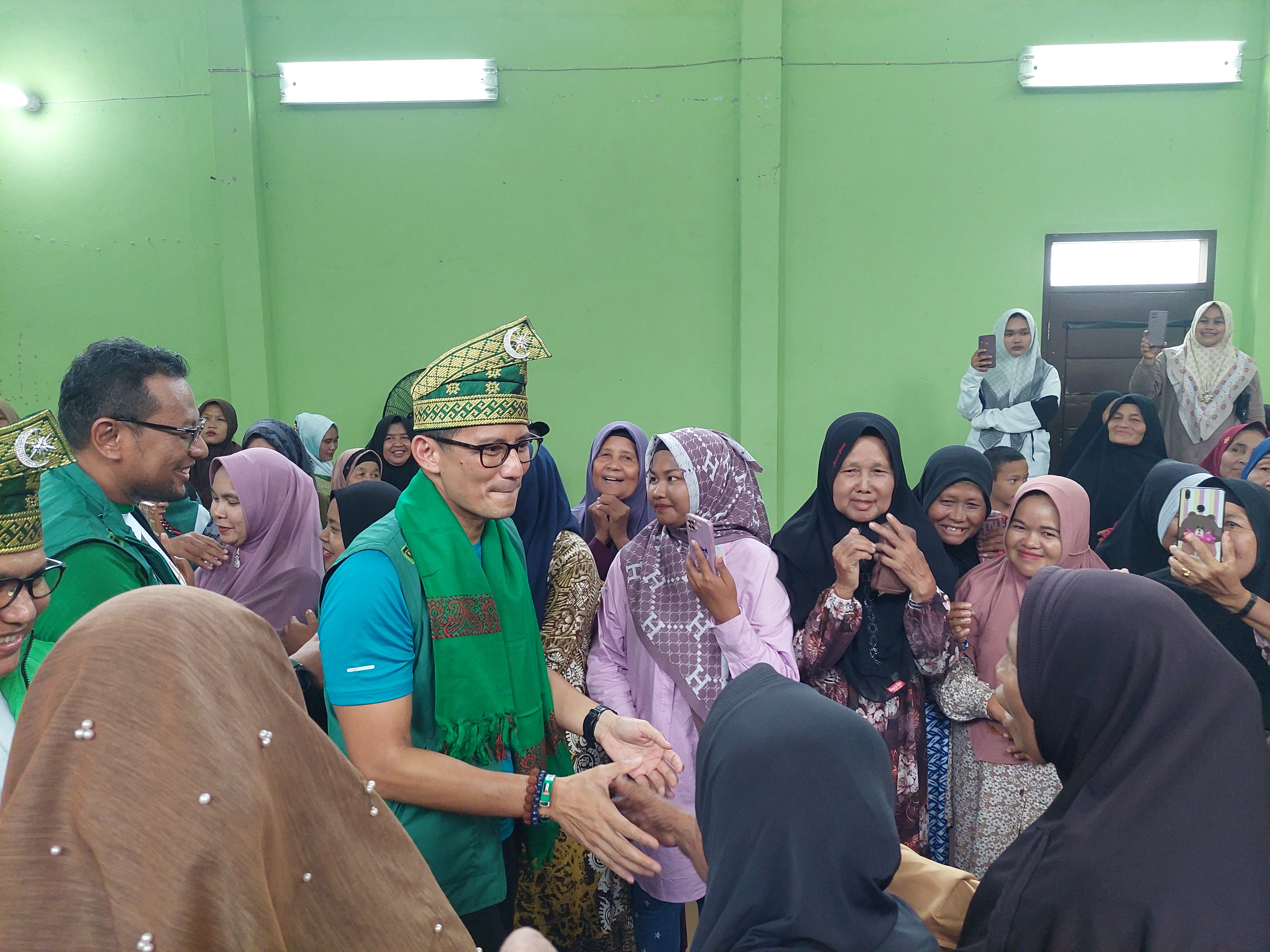 Ke Kampar Sandiaga Uno Diserbu Emak-emak, 