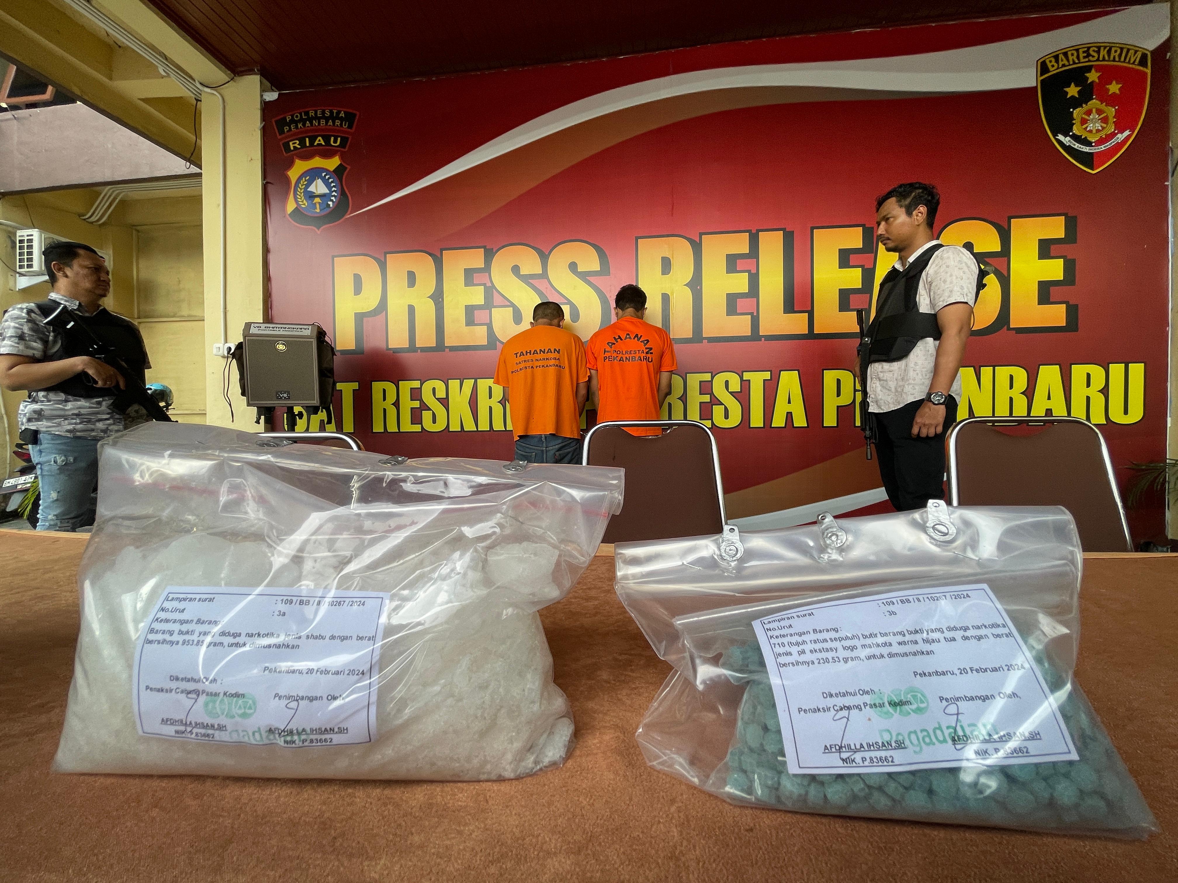 Satresnarkoba Polresta Pekanbaru Gagalkan Pengiriman Sabu dan Ratusan Ekstasi Tujuan Jakarta