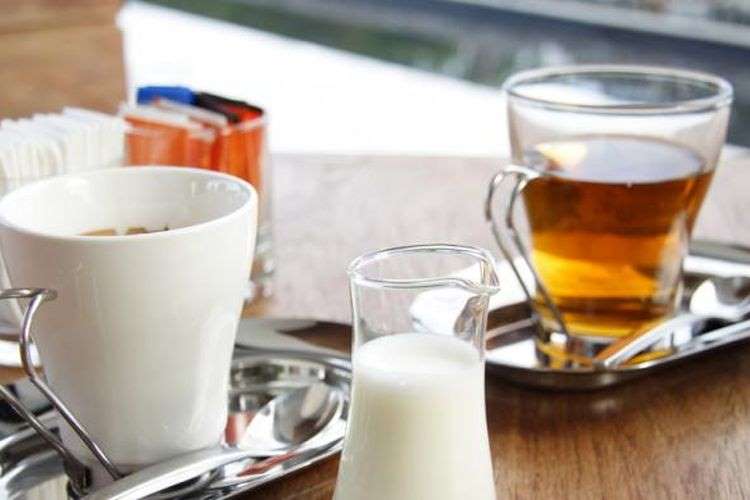 Mana yang Lebih Sehat, Minum Teh atau Kopi?
