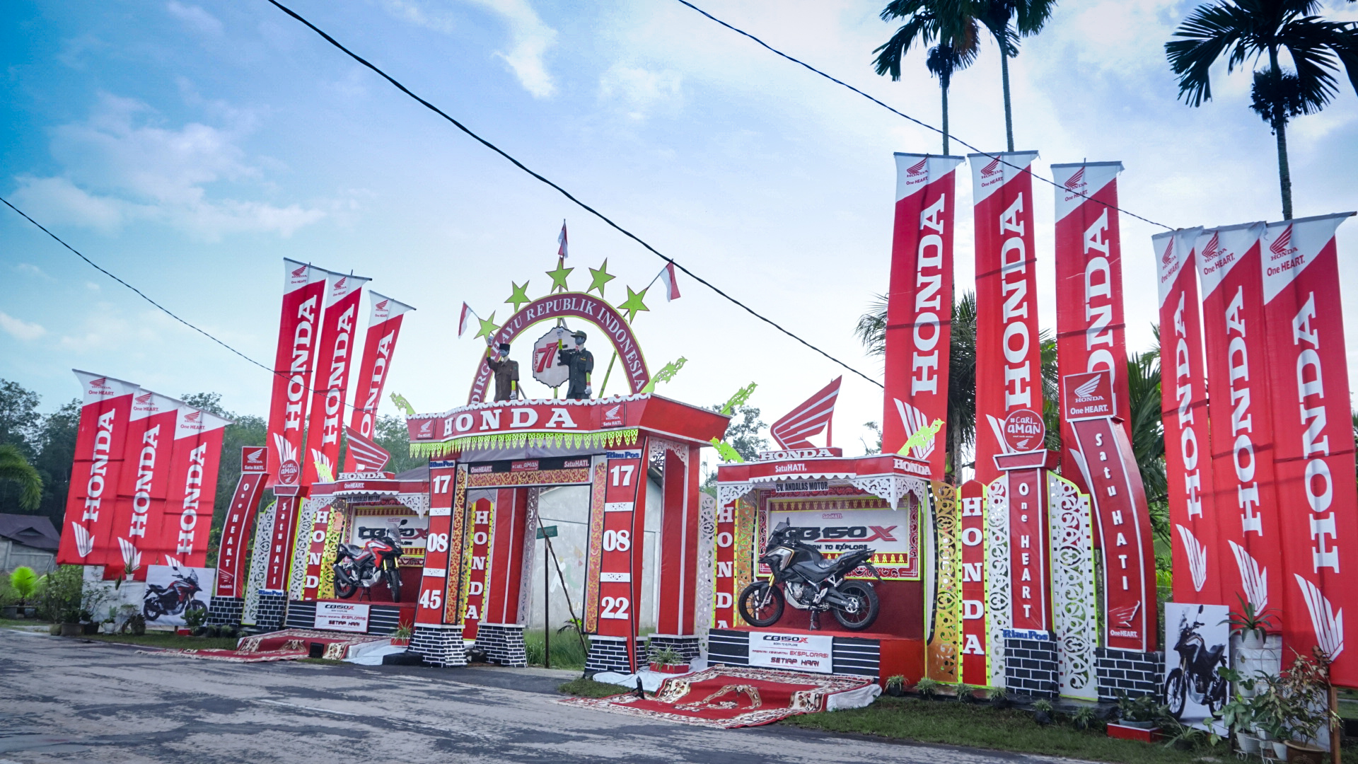 Pemuda Selatbaru Sulap Barang Bekas Jadi Gapura HUT RI Megah