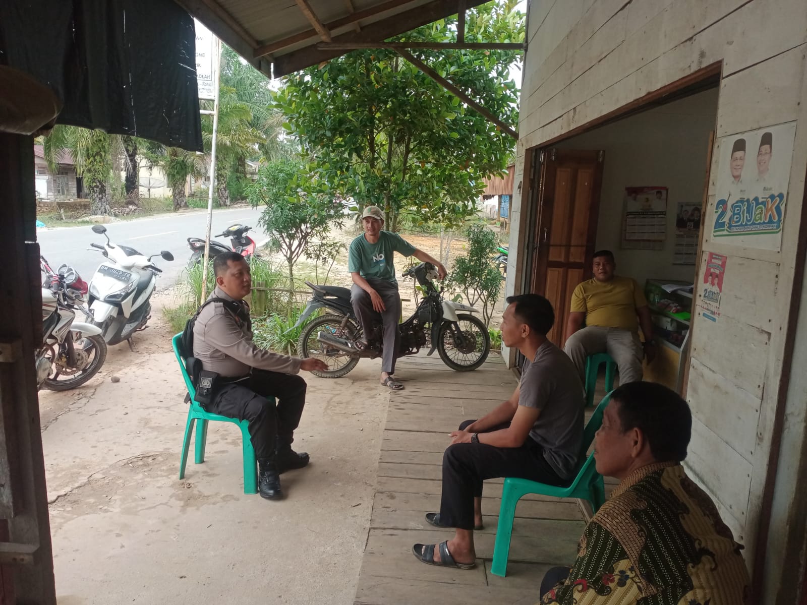 Bhabinkamtibmas Teluk Pulau Hulu Ingatkan Masyarakat Hindari Hoaks Jelang Pilkada Rohil 2024