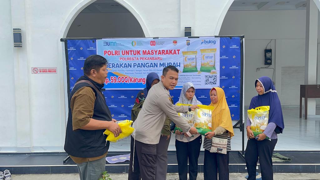 Polsek Rumbai Gelar Gerakan Pangan Murah, 2 Ton Beras Di Beli Warga