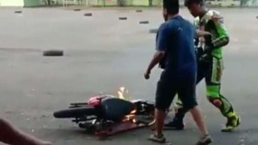 Ini Jadinya, Motor Terbakar Cuma Disiram Air Sebotol