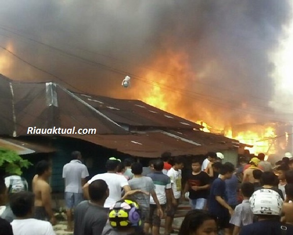 Pagi ini, Delapan Unit Pemukiman Warga di Kampung Dalam Pekanbaru Habis Dilalap Si Jago Merah