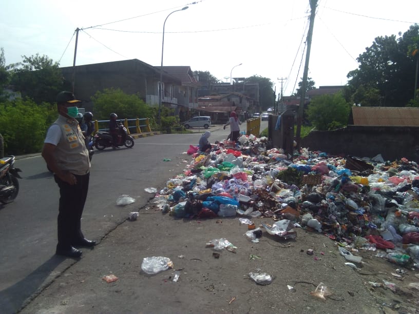 Ingat! TPS di Belakang Polsek Senapelan Ditutup, Nekat Buang Sampah Didenda