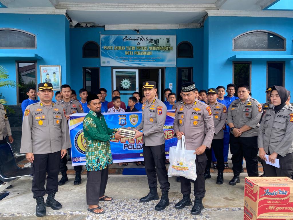 Kunjungi Panti Asuhan, Tim Jumpe Romansa SDM Polda Riau Bagikan Sembako