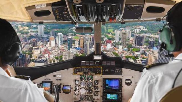 Jangan Bilang Siapa-siapa! Ini yang Dilakukan Pilot di Balik Kokpit