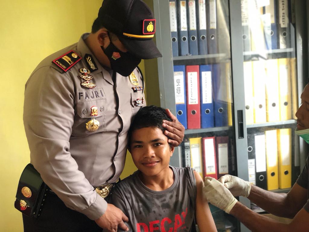 Kapolsek Kerumutan Tinjau dan Kawal Langsung Kegiatan Vaksinasi