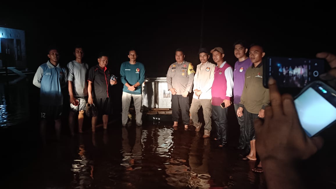 Banjir Tak Kunjung Surut, Proses Pemindahan Logistik Pilkada di Kuansing Harus Melewati Banjir