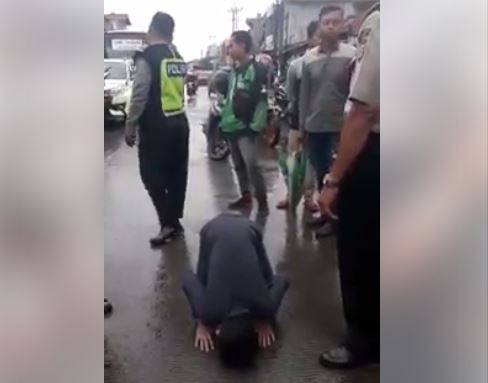 Pemuda Misterius Sujud di Tengah Jalan hingga Bikin Macet