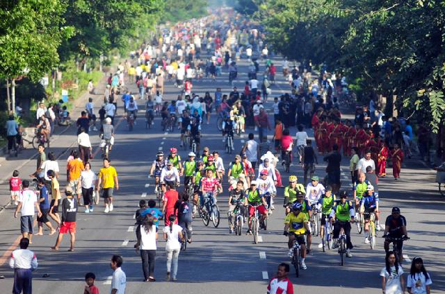 Kedapatan merokok di CFD, tiga remaja terpaksa push up